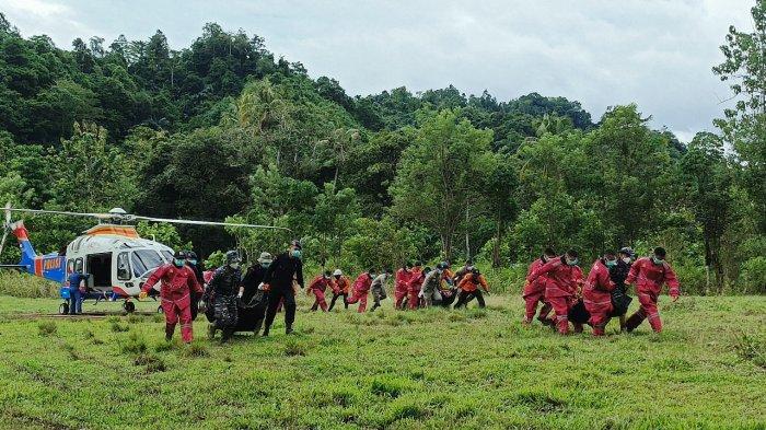Evakuasi terhadap korban meninggal saat longsor di tambang longsor Suwawa, Gorontalo Selasa (9/7/2024)