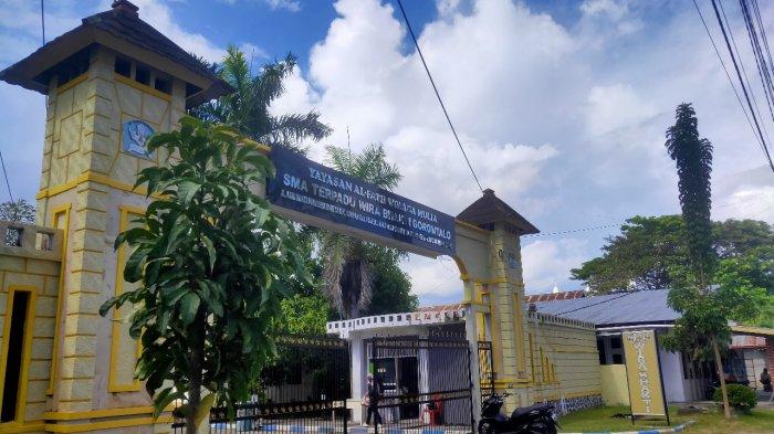 Tampak Pintu Gerbang SMA Wira Bhakti Gorontalo tertutup.
