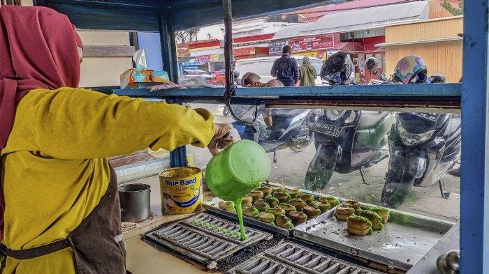UMKM GORONTALO: Nining saat sibuk menyiapkan pesanan kue pukis pesanan pelanggan, MInggu (02/2/2025).