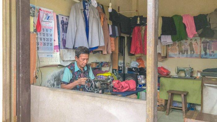 Umar Airmas (66) penjahit pakaian di Pasar Satya Pradja Kota Gorontalo, Provinsi Gorontalo saat ditemui TribunGorontalo.com, Senin (16/6/2025). Umar menceritakan pengalamannya menjadi penjahit selama bertahun-tahun.