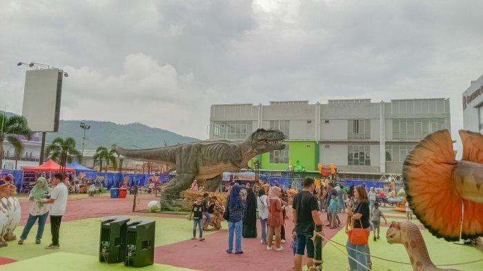 WAHANA DINO PLANET -- Puluhan warga padati wahana dino planet yang diselenggarakan di Halaman Cittimall Gorontalo. Wahana dino ini telah dibuka sejak 31 Desember 2024 hingga 3 Maret 2025. Jam operasional dari pukul 10.00 Wita hingga 22.00 Wita. Untuk harga tiket Rp40 ribu dari Senin-Jumat. Sementara untuk Sabtu-Minggu naki Rp45 ribu per tiket, Sabtu (1/2/2025).