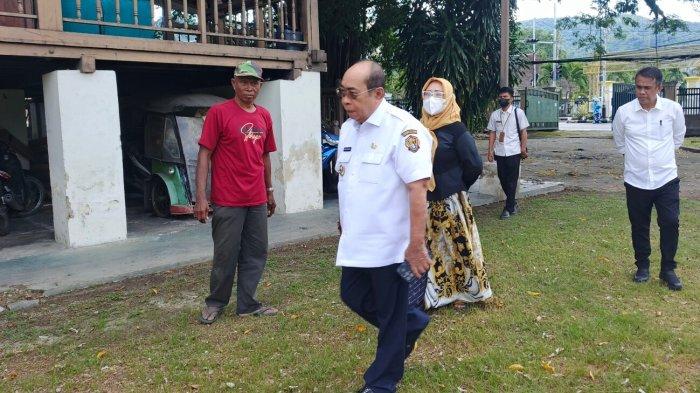 TINJAU LOKASI - Wali Kota Gorontalo Adhan Dambea saat meninjau lahan di depan Rudis Wali Kota Gorontalo pada Rabu (5/3/2025). Adhan berniat mengubah lahan tersebut menjadi hotel berbintang. (Sumber foto TribunGorontalo.com/Arianto Panambang).