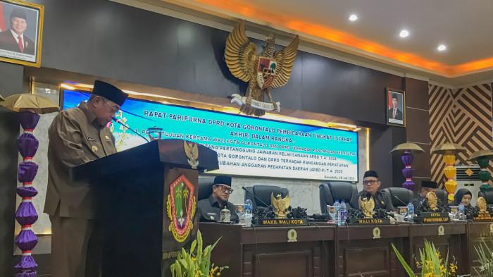 TERBUKA DIKRITIK -- Wali Kota Gorontalo saat memberikan sambutan dalam Rapat Paripurna Pembahasan Perda Perubahan Anggaran Pendapatan Daerah, Senin (28/7/2025). Adhan menyatakan dirinya terbuka terhadap segala kritikan perihal kebijakan pemerintah Kota Gorontalo. (Sumber Foto: TribunGorontalo.com/Jefry Potabuga)