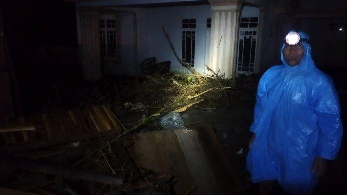Warga saat menunjukan rumahnya yang terdampak banjir bandang, Senin (21/10/2024).