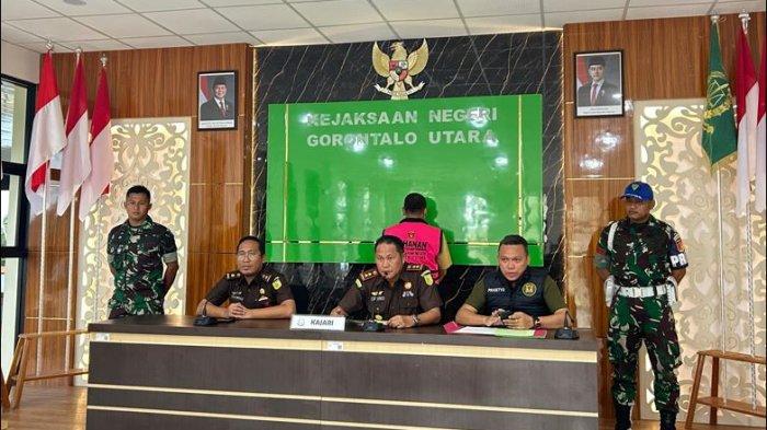 Sekretaris Dinas Kepemudaan dan Olahraga Kabupaten Gorontalo Utara, Yamin Sahmin Lihawa saat ditetapkan sebagai tersangka kasus korupsi.