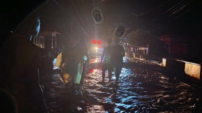 Warga Huangobotu Gorontalo bersiaga di jalanan saat banjir bandang terjadi, Senin malam (21/10/2024).