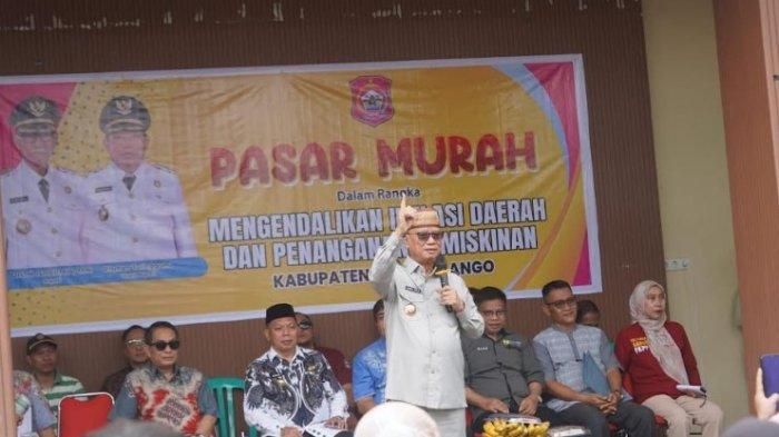 PASAR MURAH--Bupati Bone Bolango, Ismet Mile bersama jajaran hadiri kegiatan pasar murah bersubsidi di Desa Oluhuta Kecamatan Kabilabone, Jumat (11/7/2025). Di masa depan untuk mengatasi kemiskinan, Ismet Mile bakal menggratiskan harga bahan pokok di Pasa Murah
