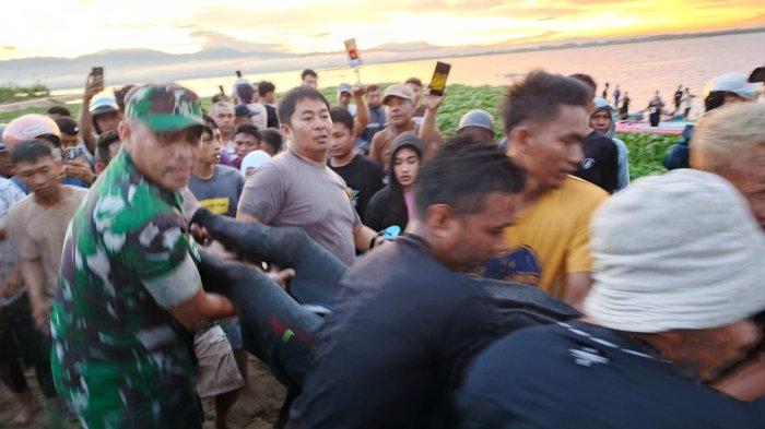 Babinsa bersama masyarakat saat mengevakuasi tubuh Apris Sumuli dari Danau Limboto Gorontalo