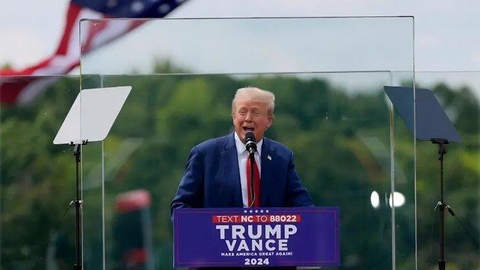 Mantan Presiden Amerika Serikat (AS) dan kandidat calon presiden dari Partai Republik, Donald Trump, tampil dalam kampanye outdoor pertama pada Rabu (21/8/2024) setelah percobaan pembunuhan terhadapnya pada 13 Juli 2024.
