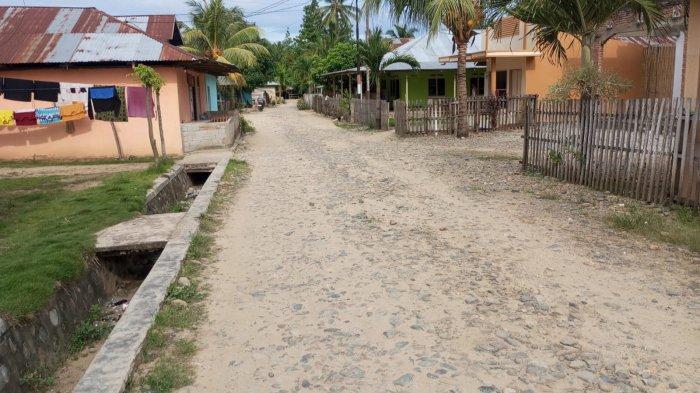 JALAN RUSAK - Kondisi jalan yang belum diaspal di Dusun Mebongo Desa Botumoito, Kecamatan Botumoito, Kabupaten Boalemo, Senin (21/4/2025). Warga sekitar berharap adanya perhatian pemerintah terhadap kondisi di Dusun ini.