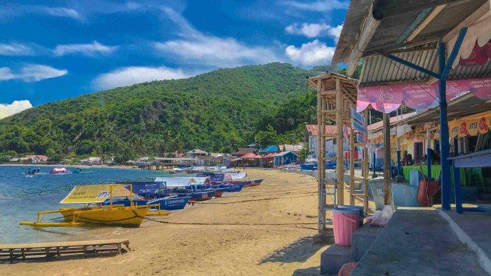 HIU PAUS - Objek Wisata Hiu Paus Botubarani Kecamatan Kabilabone, Kabupaten Bone Bolango, Gorontalo, Minggu, (8/6/2025). Hiu Paus di momen lebaran Idul Adha dikunjungi turis lokal hingga mancanegara