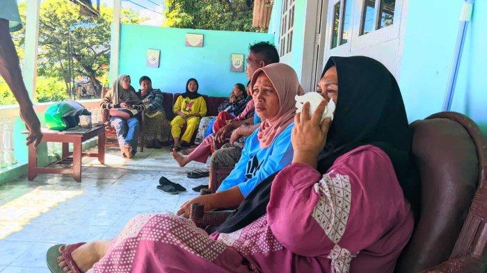 REMAJA HANYUT - Potret keluarga Salsabilah Ibrahim sangat terpukul mendengar informasi anggota keluarganya hanyut di Jembatan Potanga, Kota Gorontalo, Senin (14/4/2025). Keluarga mencurigai korban dibunuh oleh pacarnya.