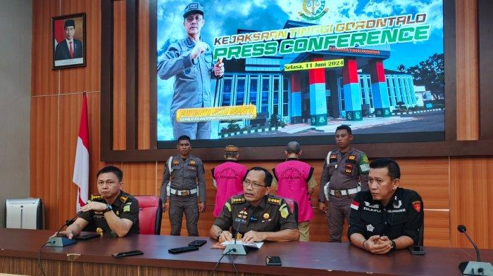 Asisten Tindak Pidana Khusus Kejaksaan Tinggi Gorontalo, Nursurya saat memberikan keterangan konferensi pers soal kasus korupsi Jalan Nani Wartabone di Kejati Gorontalo. Selasa (11/6/2024)