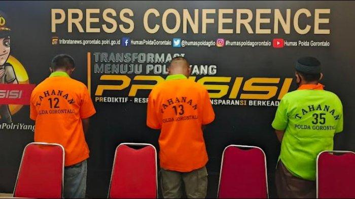 TAMBANG ILEGAL - Polda Gorontalo menghadirkan tiga tersangka pengelola tambang ilegal di Dulupi Kabupaten Boalemo, Kamis (6/5/2025). Tiga lokasi tambang ilegal diamankan polisi, (Foto: TribunGorontalo.com/Arianto Panambang)