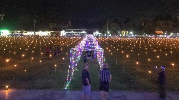MALAM TUMBILOTOHE -- 31150 lampu botol dan 500 lampu LED yang dipasang di malam Tumbilotohe di Lapangan Ippot Tapa, Kabupaten Bone Bolango, Provinsi Gorontalo, Rabu (26/3/2025). Selain itu ada perlombaan bela diri Langga dan permainan bunggo.