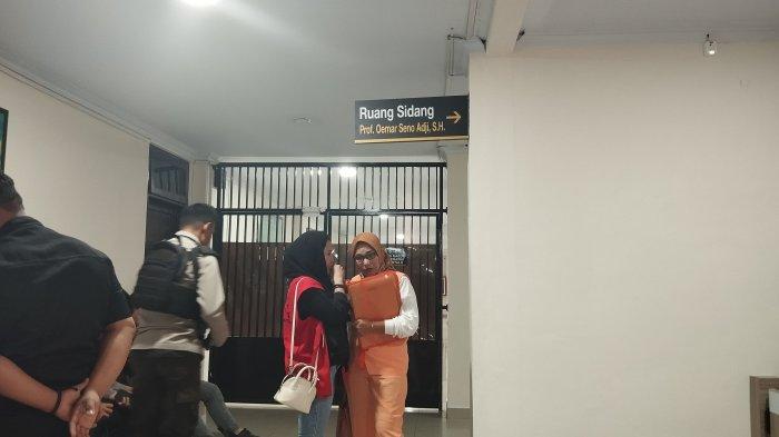 Nurhalisa Abdullah alias Elis saat menjalani sidang lanjutan kasus kosmetik ilegal di Pengadilan Negeri Gorontalo, pada Rabu (22/1/2025).
