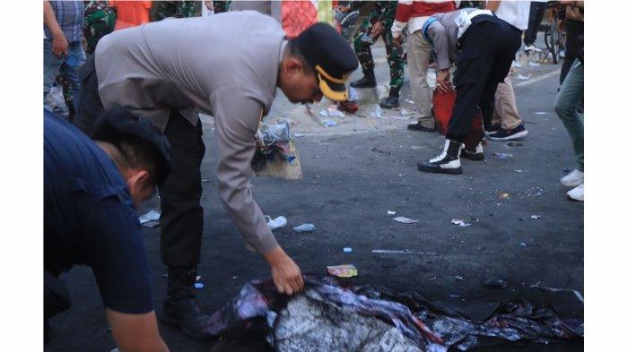 Aksi Mulia Polisi, TNI dan Sat Pol PP Bersihkan Sampah Sisa Aksi Unjuk Rasa di sekitar Gedung DPRD Kabupaten Indramayu