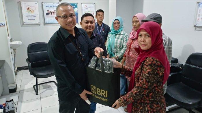Penyerahan bantuan perlengkapan bayi oleh Regional Operation Head BRI RO Bandung Barkah Mulyatno didampingi Branch Manager BRI Subang Laily Arif Yuniansyah, Kepala Unit BRI Subang Kota Agus Hernawan dan Tim BRI kepada Ririn Anggraeni dan Soni Sanjaya orangtua dari Febrian Saputra Brimola.*