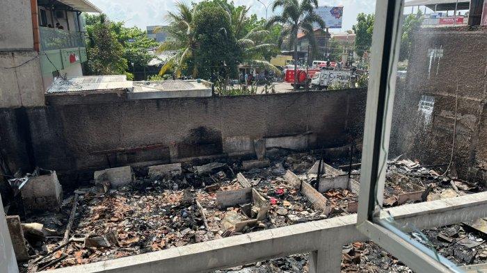 Sebanyak 13 kontrakan luluh lantah dilahap si jago merah dalam kebakaran yang terjadi di Jalan Soekarno Hatta, Kota Bandung, Selasa (15/10/2024).