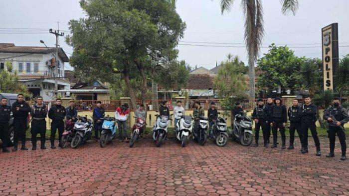 Tim Si Jalak Presisi Sat Samapta Polresta mengamankan 17 orang yang diduga pelaku balap liar di Jalan Sadu dan di exit Jalan Tol Soroja Kecamatan Soreang, Kabupaten Bandung, Minggu (17/3/2024).