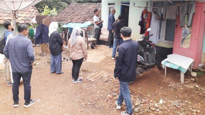 Tim BRI mengunjungi rumah Ririn Anggraeni yang viral melahirkan di Unit BRI Subang Kota. *
