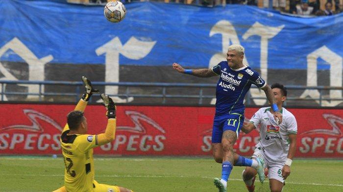 Pemain Persib Bandung Ciro Alves (kanan) mengecoh penjaga gawang PSS Sleman M Ridwan saat pertandingan Liga 1 2023 di Stadion Gelora Bandung Lautan Api, Minggu (5/2/2023). Pertandingan di menangkan Persib Bandung dengan skor (2-0).