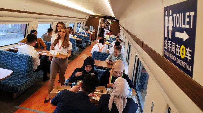 Dua orang pramugari membagikan makanan dan minuman di salah satu gerbong Kereta Cepat Jakarta Bandung (KCJB) saat kunjungan Menteri Koordinator Bidang Kemaritiman dan Investasi (Menko Marves) Luhut Binsar Pandjaitan di Stasiun Tegalluar, Kabupaten Bandung, Jawa Barat, Kamis (22/6/2023).