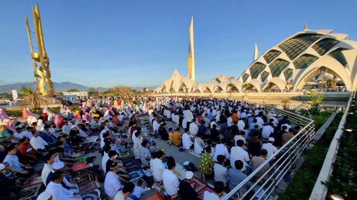 Jemaah melaksanakan salat Idul Adha 1444 H di pelataran luar Masjid Raya Al Jabbar, Jalan Cimincrang, Gedebage, Kota Bandung, Jawa Barat, Kamis (29/6/2023).