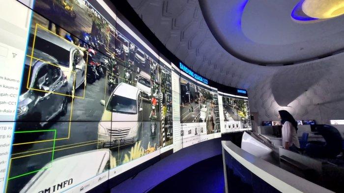 Petugas memantau kendaraan dan orang yang terekam oleh kamera pengawas CCTV di Bandung Command Center, Balai Kota Bandung, Jalan Wastukencana, Kota Bandung, Jawa Barat, Jumat (21/7/2023).