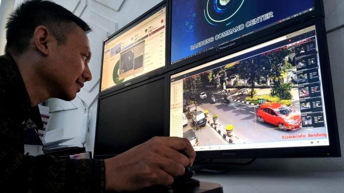 Petugas memantau kendaraan dan orang yang terekam oleh kamera pengawas CCTV di Bandung Command Center, Balai Kota Bandung, Jalan Wastukencana, Kota Bandung, Jawa Barat, Jumat (21/7/2023).