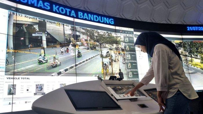 Petugas memantau kendaraan dan orang yang terekam oleh kamera pengawas CCTV di Bandung Command Center, Balai Kota Bandung, Jalan Wastukencana, Kota Bandung, Jawa Barat, Jumat (21/7/2023).
