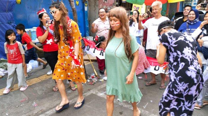 Karyawan toko mengikuti lomba balap membawa kelereng pakai sendok di Jalan Leuwipanjang, Kelurahan Bojongloa Kidul, Kecamatan Situsaeur, Kota Bandung, Jawa Barat, Kamis (17/8/2023).