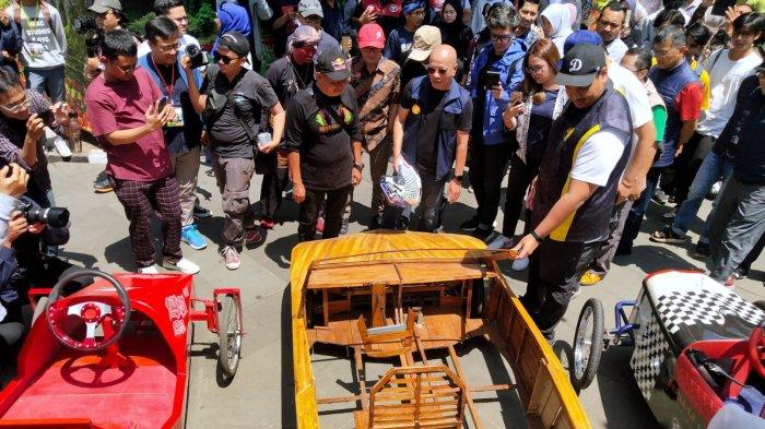 Menpora Dito Ariotedjo didampingi Kepala Dispora Kota Bandung Eddy Marwoto dan Ketua Panitia Lomba Kereta Peti Sabun Kemal Panigoro melihat kereta peti sabun yang akan diikutsertakan dalam lomba saat meninjau persiapan Lomba Kereta Peti Sabun (LKPS) Kesepuluh 2023 di halaman Museum Geologi, Jalan Diponegoro, Kota Bandung, Jumat (25/8/2023).