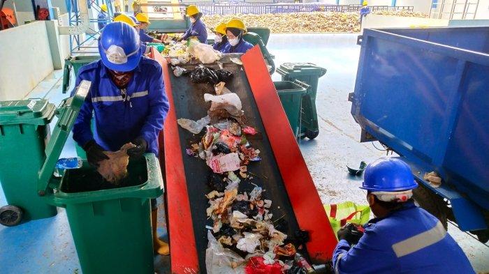 Sejumlah pekerja mengerjakan proses pengelolaan sampah di Tempat Pengolahan Sampah Terpadu (TPST) Refused Derived Fuel (RDF) Cicukang Oxbow, Jalan Inspeksi Citarum Cicukang, Desa Mekar Rahayu, Kecamatan Margaasih, Kabupaten Bandung, Jawa Barat, Selasa (29/8/2023).