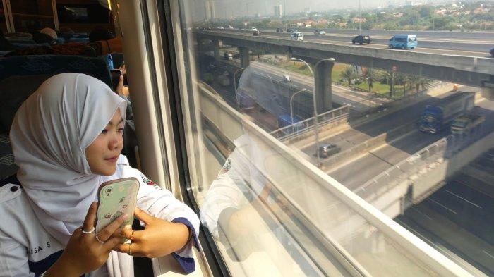 Warga menikmati perjalanan menjajal Kereta Cepat Jakarta Bandung (KCJB) dari Stasiun Tegalluar menuju Stasiun Halim, Sabtu (16/9/2023).