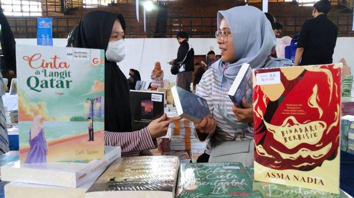 Pengunjung melihat buku yang digelar dalam Liga Buku Jabar Juara 2023 bertajuk