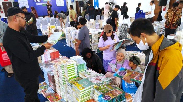 Pengunjung melihat buku yang digelar dalam Liga Buku Jabar Juara 2023 bertajuk