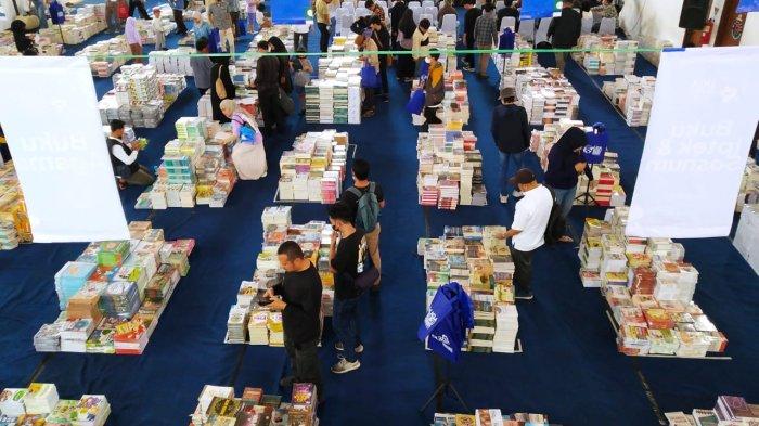 Pengunjung melihat buku yang digelar dalam Liga Buku Jabar Juara 2023 bertajuk