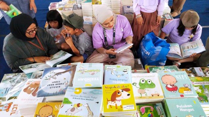 Pengunjung melihat buku yang digelar dalam Liga Buku Jabar Juara 2023 bertajuk