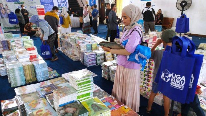 Pengunjung melihat buku yang digelar dalam Liga Buku Jabar Juara 2023 bertajuk