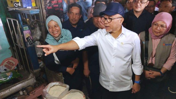 Menteri Perdagangan (Mendag) Zulkifli Hasan berbincang dan membeli beras yang langsung dibagikan kepada warga saat kunjungan kerja di Pasar Sederhana, Kota Bandung, Jawa Barat, Rabu (27/9/2023).