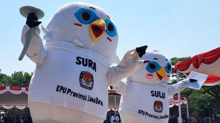 Maskot Pemilu 2024 berupa sepasang burung Jalak Bali yang diberi nama Sura dan Sulu singkatan dari Suara Rakyat dan Suara Pemilu diperkenalkan dalam Kirab Pemilu Tahun 2024 di Lapangan Tegallega Kota Bandung, Kamis (26/10/2023).