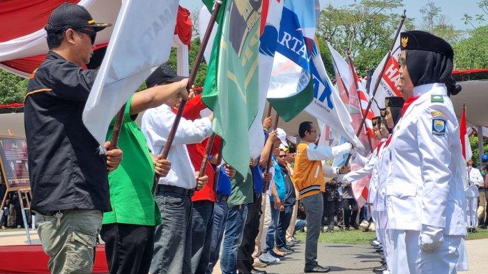 Perwakilan partai politik menyerahkan bendera partai kepada anggota Paskibraka Kota Bandung dalam Kirab Pemilu Tahun 2024 di Lapangan Tegallega Kota Bandung, Kamis (26/10/2023).