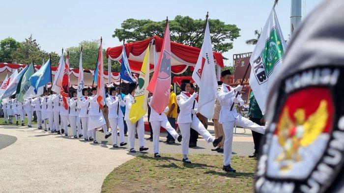 Paskibraka Kota Bandung membawa 18 bendera partai politik dalam Kirab Pemilu Tahun 2024 di Lapangan Tegallega Kota Bandung, Kamis (26/10/2023).