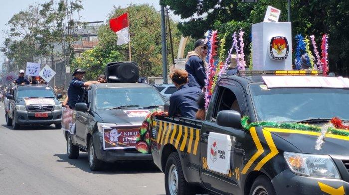 Iring-iringan mobil membawa bendera partai politik dan alat peraga pemilu dalam Kirab Pemilu Tahun 2024 melintas di Jalan Otto Iskandardinata, Tegallega, Kota Bandung, Kamis (26/10/2023).
