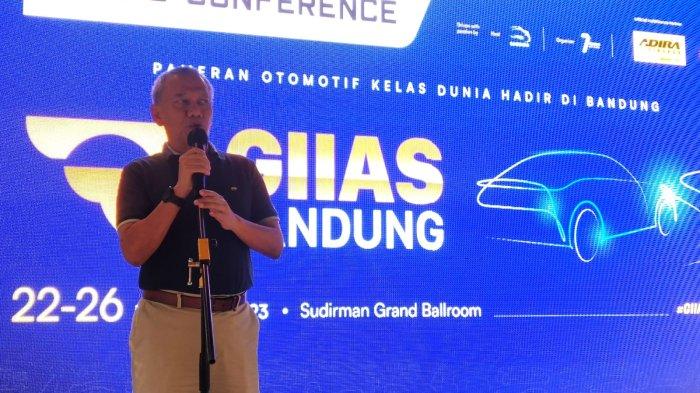 Sekretaris Umum Gabungan Industri Kendaraan Bermotor Indonesia (Gaikindo), Kukuh Kumara menyampaikan sambutan pada konferensi pers GIIAS Bandung 2023 di Kapulaga Indonesian Bistro, Jalan Dayang Sumbi, Kota Bandung, Jawa Barat, Kamis (16/11/2023).