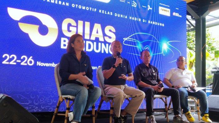 Dari kiri ke kanan Project Director Seven Event Sri Vista Limbong, Sekretaris Umum Gabungan Industri Kendaraan Bermotor Indonesia (Gaikindo) Kukuh Kumara, Sekretaris Bapenda Jawa Barat Indra Moel, dan Kepala Wilayah Jawa Barat Adira Finance Nanang Kurniawan sebagai pembicara pada konferensi pers GIIAS Bandung 2023 di Kapulaga Indonesian Bistro, Jalan Dayang Sumbi, Kota Bandung, Jawa Barat, Kamis (16/11/2023).