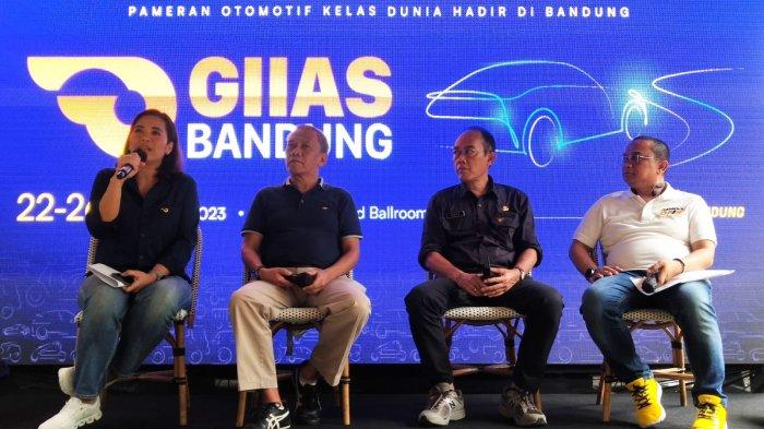 Dari kiri ke kanan Project Director Seven Event Sri Vista Limbong, Sekretaris Umum Gabungan Industri Kendaraan Bermotor Indonesia (Gaikindo) Kukuh Kumara, Sekretaris Bapenda Jawa Barat Indra Moel, dan Kepala Wilayah Jawa Barat Adira Finance Nanang Kurniawan sebagai pembicara pada konferensi pers GIIAS Bandung 2023 di Kapulaga Indonesian Bistro, Jalan Dayang Sumbi, Kota Bandung, Jawa Barat, Kamis (16/11/2023).