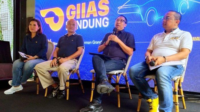 Dari kiri ke kanan Project Director Seven Event Sri Vista Limbong, Sekretaris Umum Gabungan Industri Kendaraan Bermotor Indonesia (Gaikindo) Kukuh Kumara, Kepala Bapenda Jawa Barat Dedi Taufik, dan Kepala Wilayah Jawa Barat Adira Finance Nanang Kurniawan sebagai pembicara pada konferensi pers GIIAS Bandung 2023 di Kapulaga Indonesian Bistro, Jalan Dayang Sumbi, Kota Bandung, Jawa Barat, Kamis (16/11/2023).