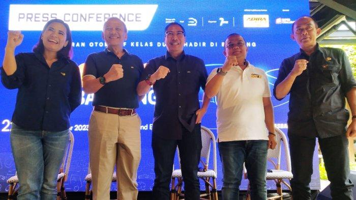 Dari kiri ke kanan Project Director Seven Event Sri Vista Limbong, Sekretaris Umum Gabungan Industri Kendaraan Bermotor Indonesia (Gaikindo) Kukuh Kumara, Kepala Bapenda Jawa Barat Dedi Taufik, Kepala Wilayah Jawa Barat Adira Finance Nanang Kurniawan, dan Sekretaris Bapenda Jawa Barat Indra Moel berfoto bersama seusai menjadi pembicara pada konferensi pers GIIAS Bandung 2023 di Kapulaga Indonesian Bistro, Jalan Dayang Sumbi, Kota Bandung, Jawa Barat, Kamis (16/11/2023).